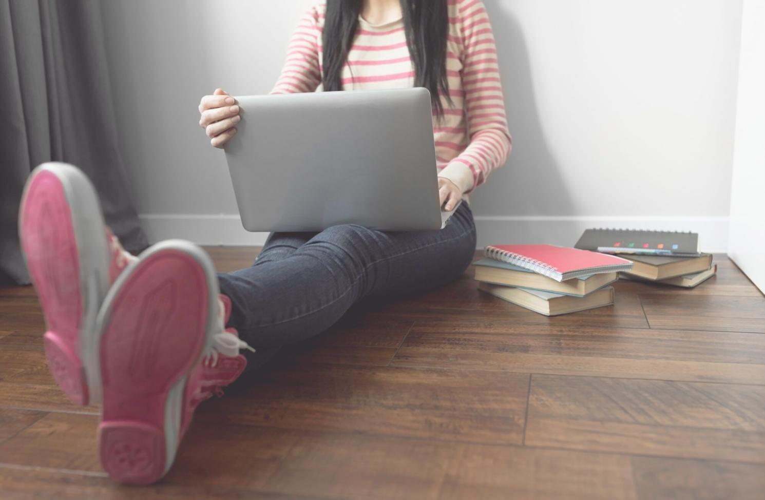 Estudiante analizando gráficos financieros en su escritorio